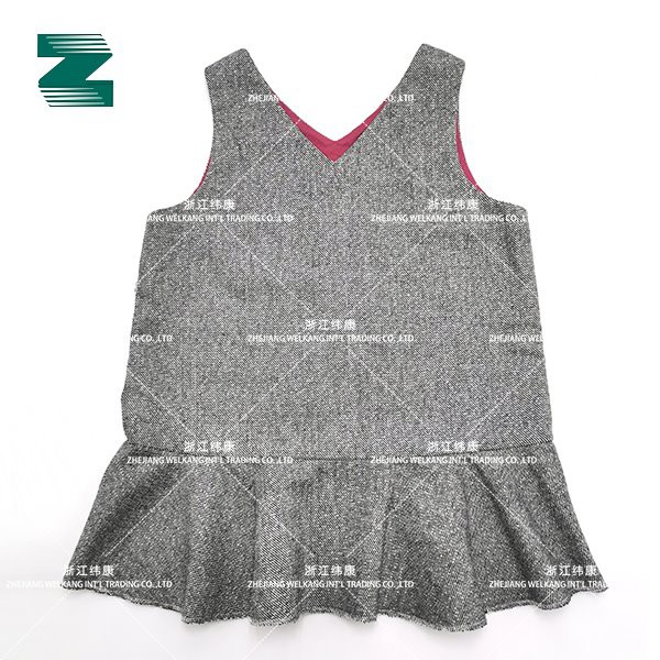 Vestido com decote em V e bainha grande com babados para crianças