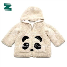 Casaco para bebês com capuz e patch de panda na frente em tecido de pele sintética